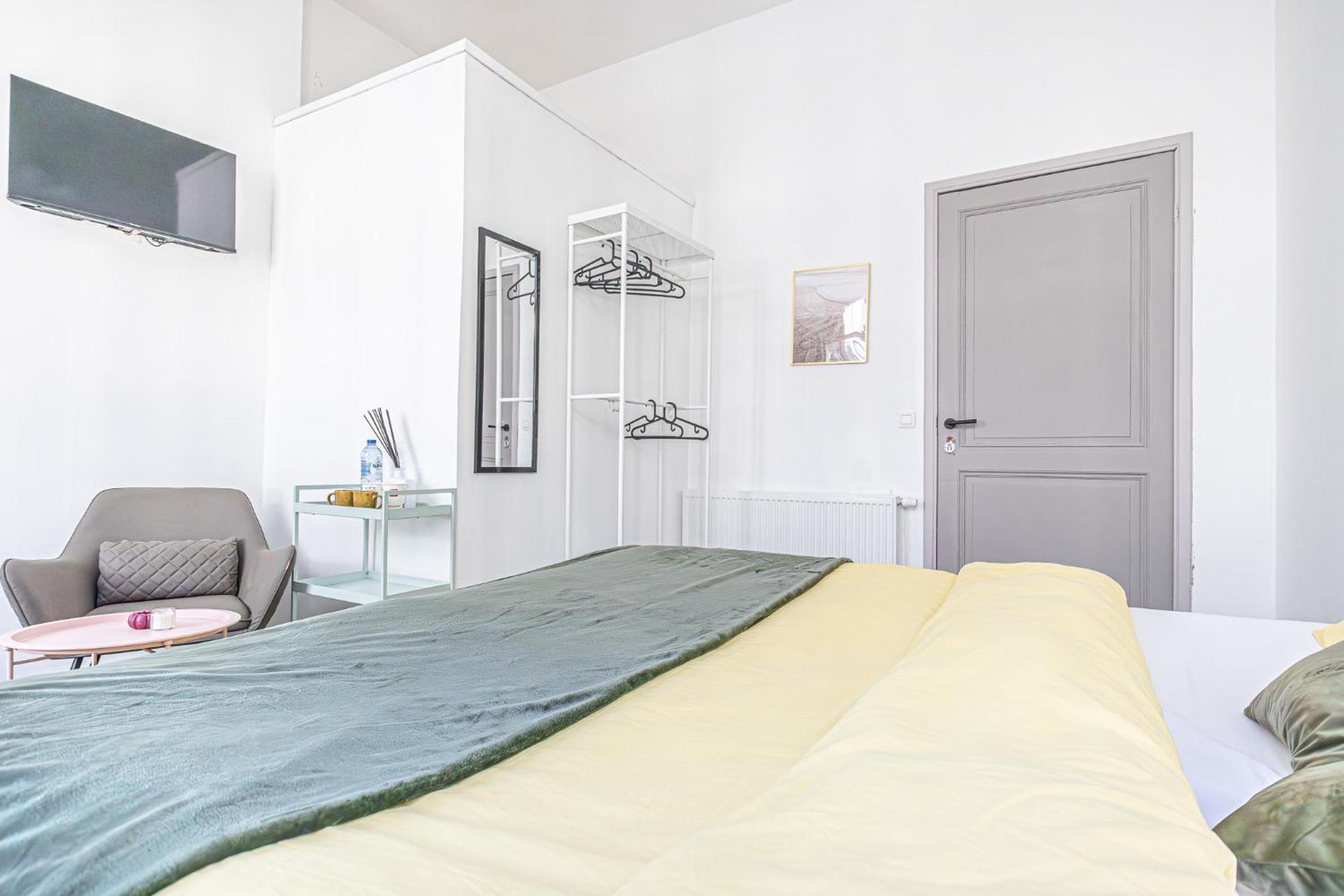 Appartement Lovely With View At Vibrant Ghent, Breezy Balcony *