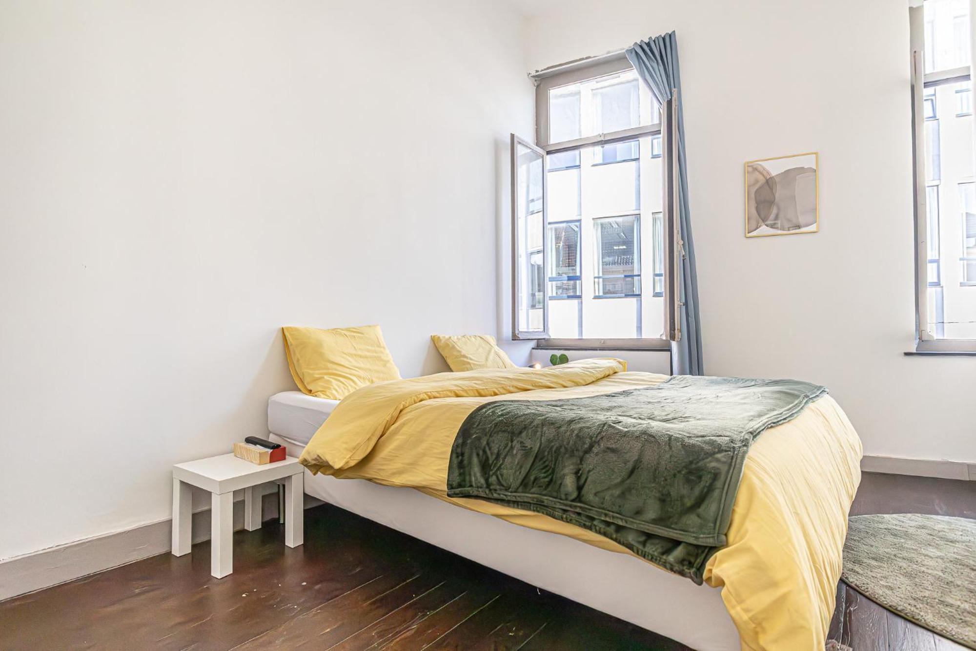 Lovely With View At Vibrant Ghent, Breezy Balcony *