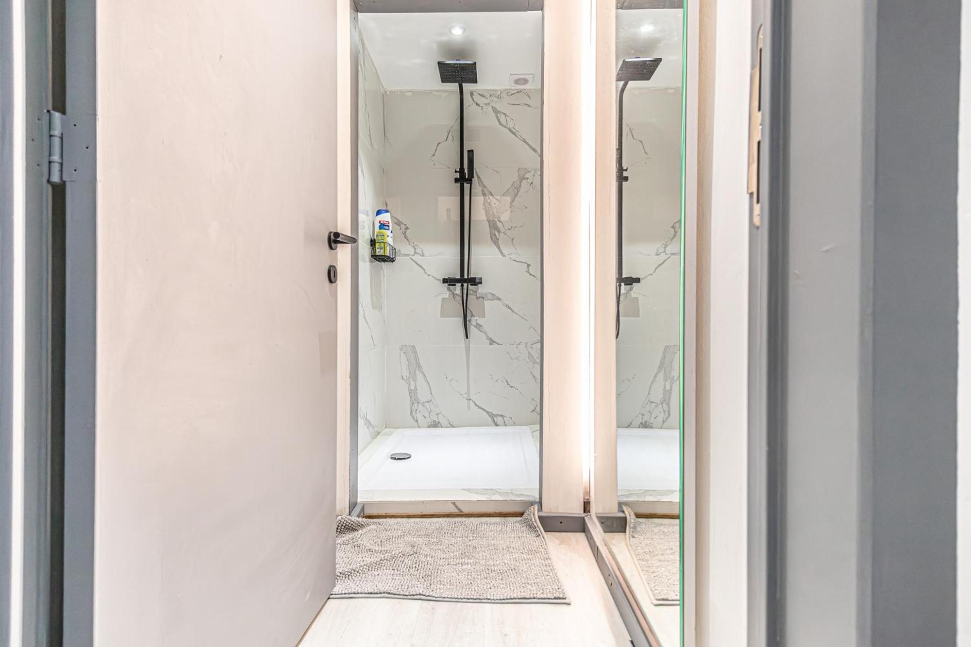 Lovely With View At Vibrant Ghent, Breezy Balcony Appartement