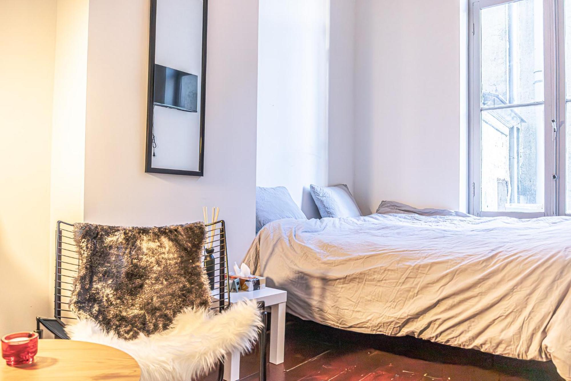 Appartement Lovely With View At Vibrant Ghent, Breezy Balcony *
