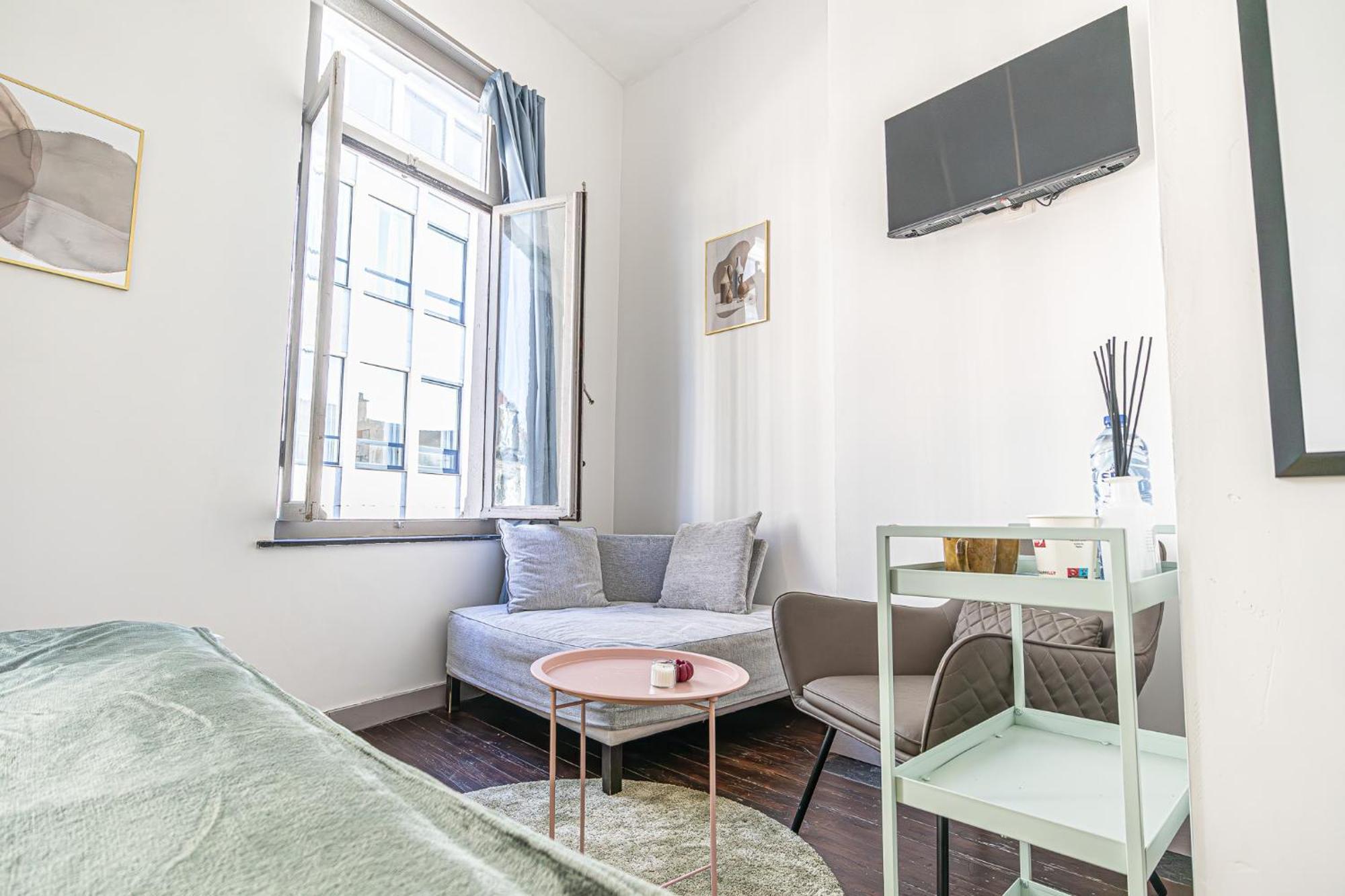 Appartement Lovely With View At Vibrant Ghent, Breezy Balcony *