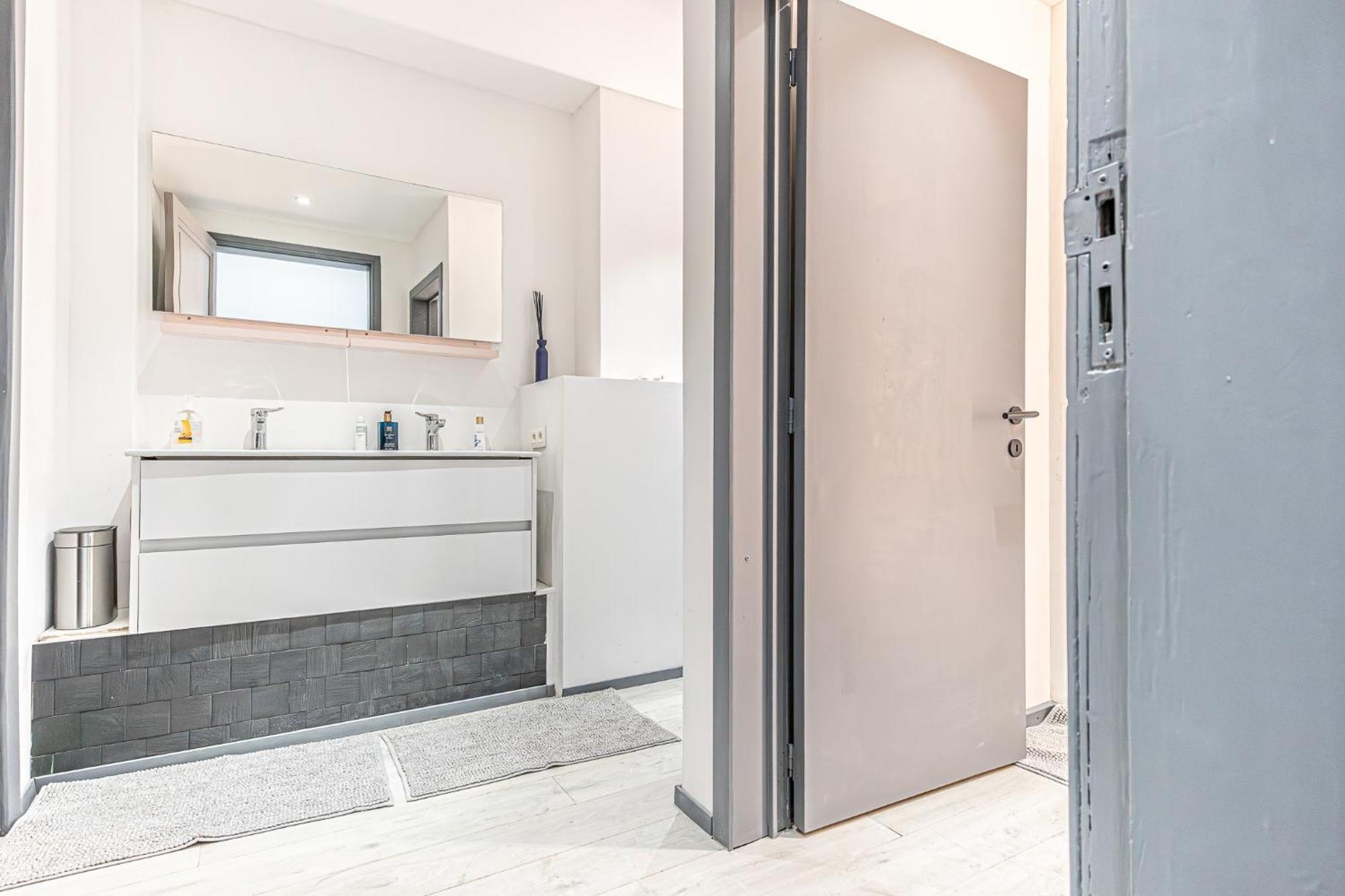 Lovely With View At Vibrant Ghent, Breezy Balcony Appartement *
