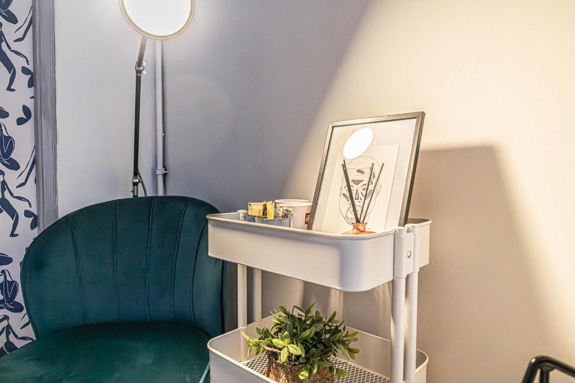 Appartement Lovely With View At Vibrant Ghent, Breezy Balcony *