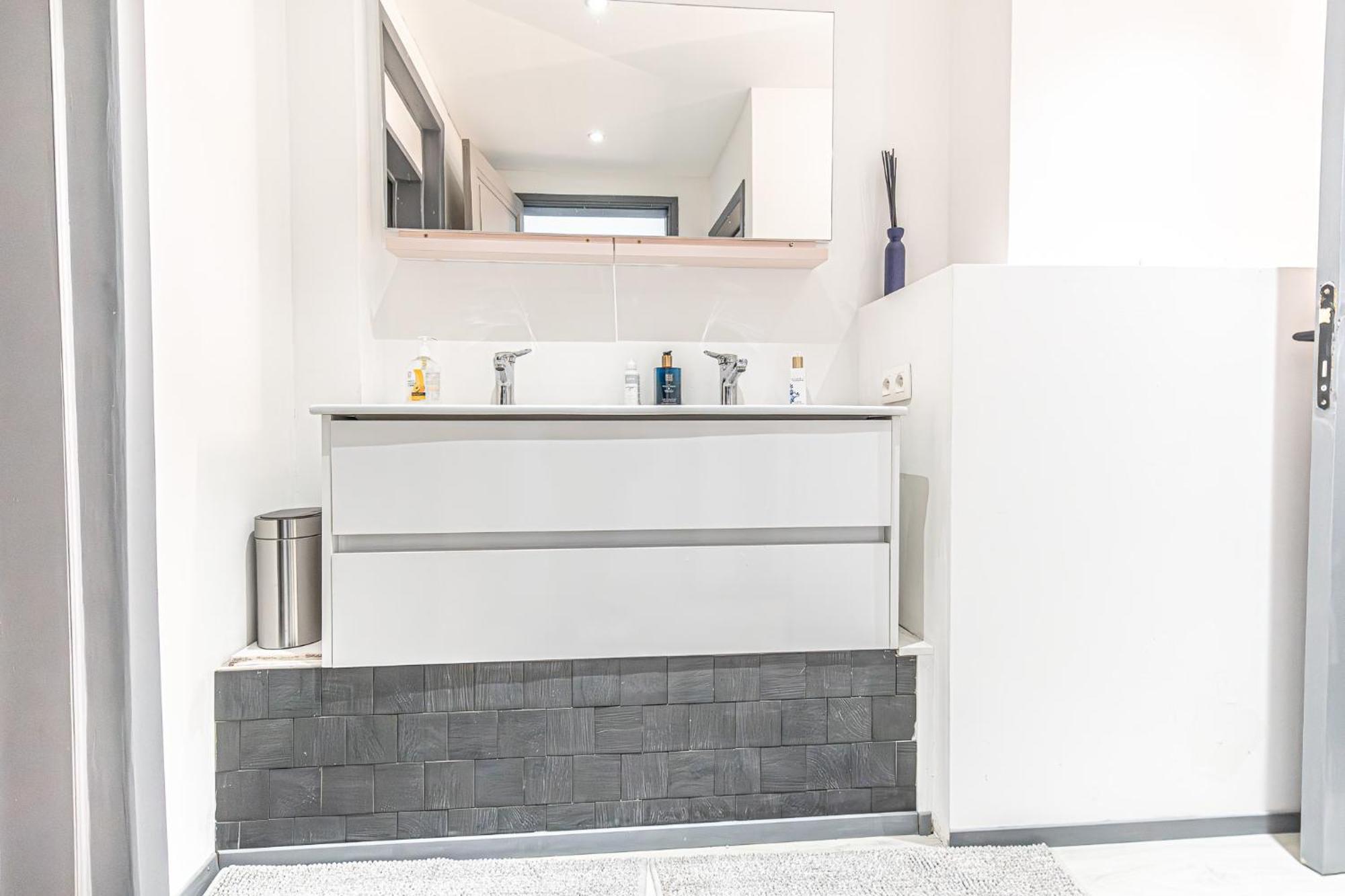 Appartement Lovely With View At Vibrant Ghent, Breezy Balcony *
